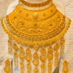 Elegant Gold Choker Necklace with earrings.